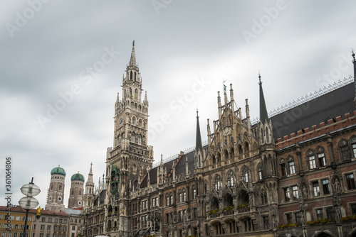 Das Neue Rathaus am Marienplatz in München am Tag mit verwischten, unscharfen Menschen in Bewegung, Langzeitbelichtung