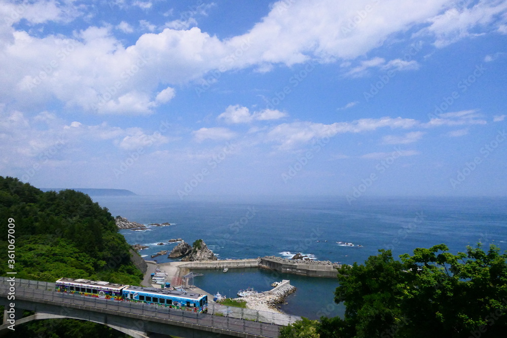 Obraz premium 夏の三陸海岸を走るリアス線。普代、岩手、日本。7月上旬。