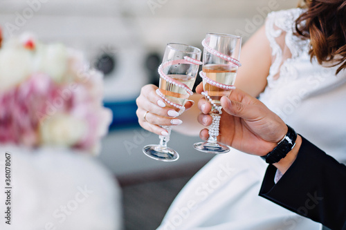 Vászonkép bride and groom holding champagne glasses