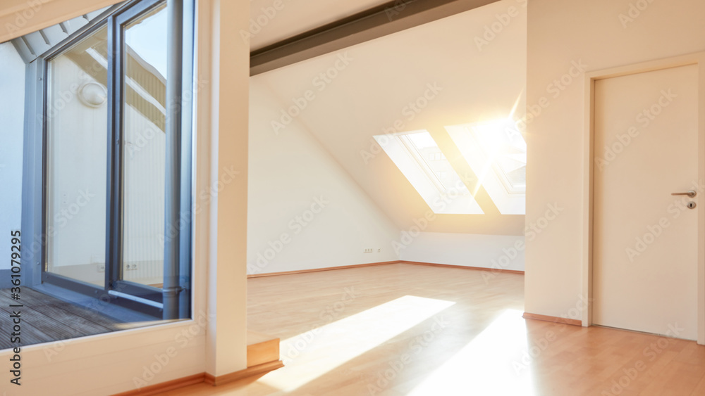 Fototapeta premium Bright sunny apartment on the top floor with empty space