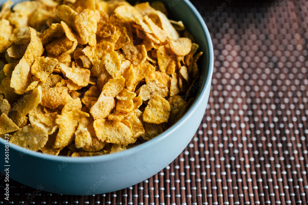Corn-flakes dans un bol - Pétales de céréales croquant pour le petit déjeuner
