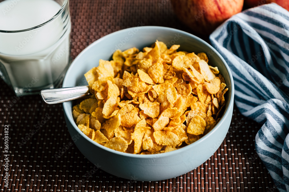 Corn-flakes dans un bol - Pétales de céréales croquant pour le petit déjeuner Corn-flakes dans un bol - Pétales de céréales croquant pour le petit déjeuner