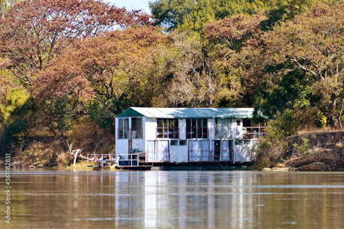 Hausboot auf dem Okavango River in Botswana, photo