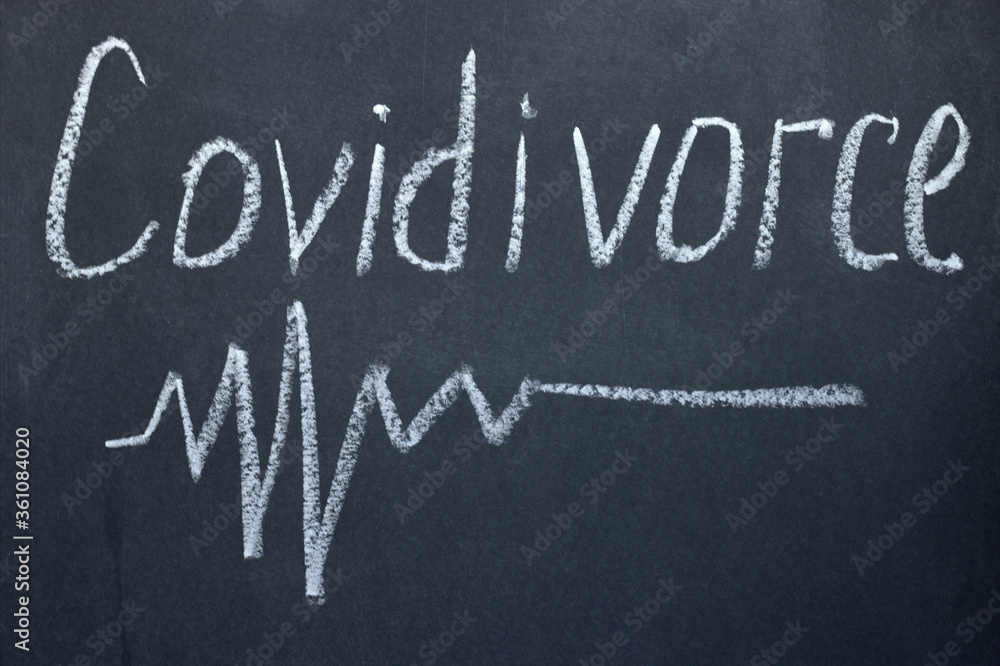 Obraz premium The inscription on the dark board is COVIDIVORCE. Divorce couples during the coronavirus pandemic