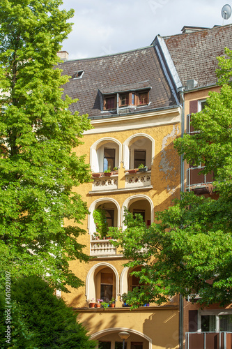 Altes oranges Mehrfamilienhaus aus der Gründerzeit, Koblenz, Rheinland-Pfalz, Deutschland, Europa
