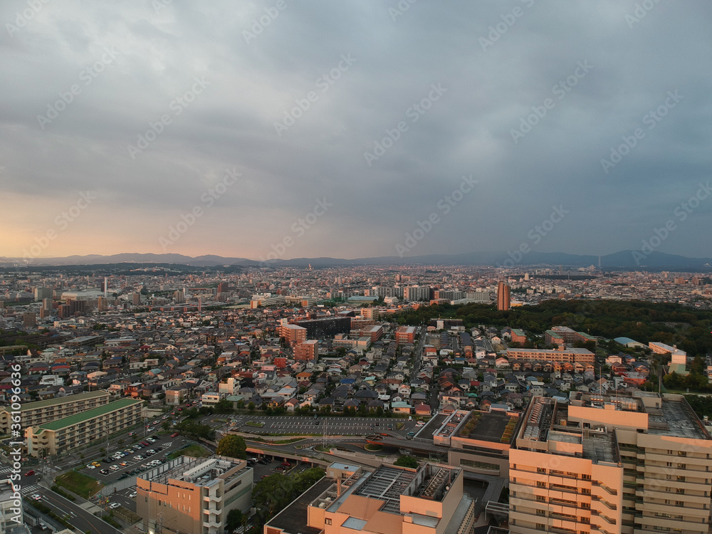 ドローンで空撮した夏の夕方の名古屋市の街風景