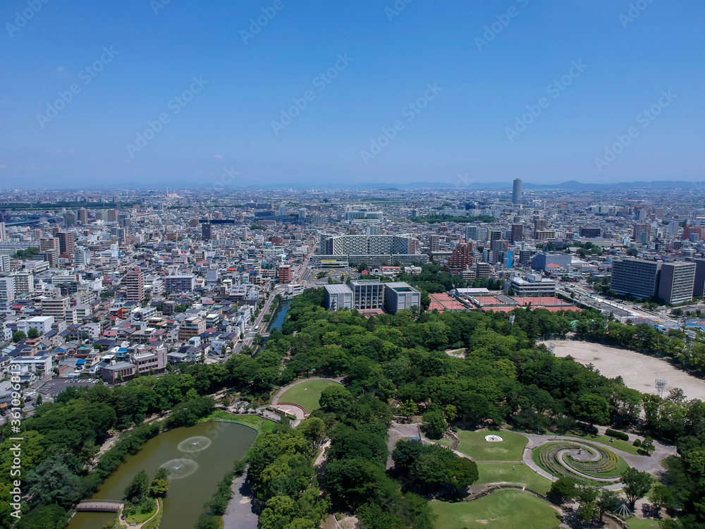 ドローンで空撮した夏の名古屋名城公園と街風景
