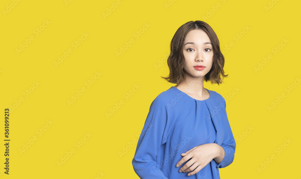 Obraz premium 女性のファッションイメージ 美容 スキンケア ヘアケア イエロー背景