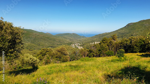 Panorama du Cap Corse. A l'Est, vue sur l'île d'Elbe