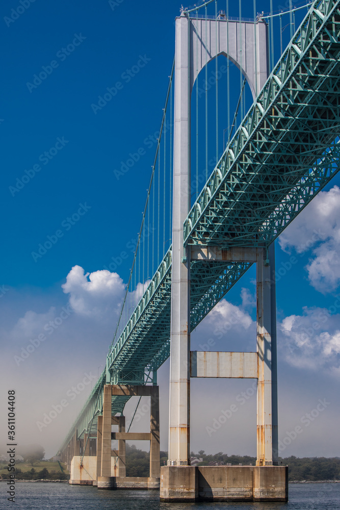 Fototapeta premium narragansett bridge portrait