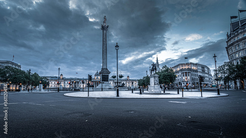 Trafalgar Square during lockdown by night © Antoine