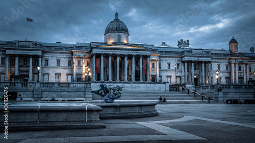 Canvas Print Trafalgar Square during lockdown by night