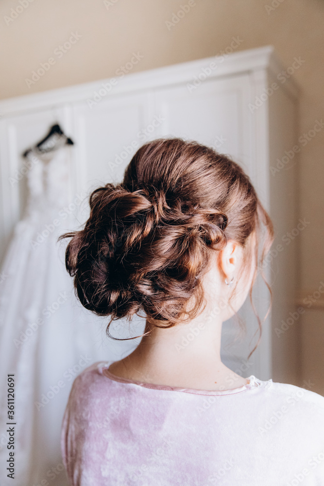 Naklejka premium Beautiful hairstyle of the bride. Jewelry in the hair. The morning of the bride. Preparing for the ceremony.