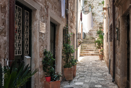Fototapeta Naklejka Na Ścianę i Meble -  Narrow alley in Dubrovnik old town,Croatia