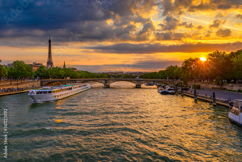 Photography Sunset view of Eiffel tower and Seine river in Paris, France