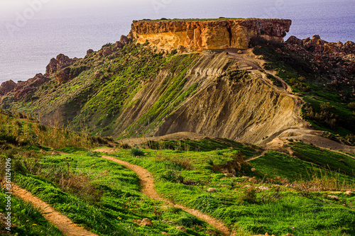 Klify i natura na wyspie Gozo na Malcie