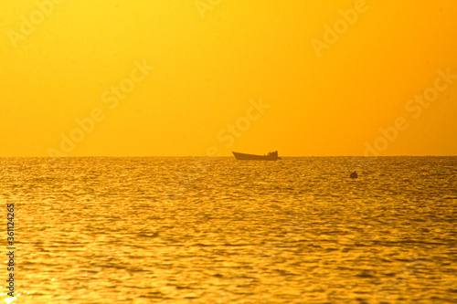 Zachód słońca na Golden Bay na wyspie Gozo Malta.