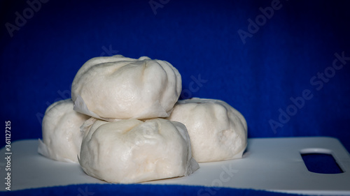 4 steamed buns on the blue background board