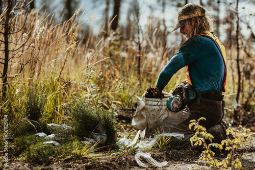 Fotografi Tree planter working on reforestation