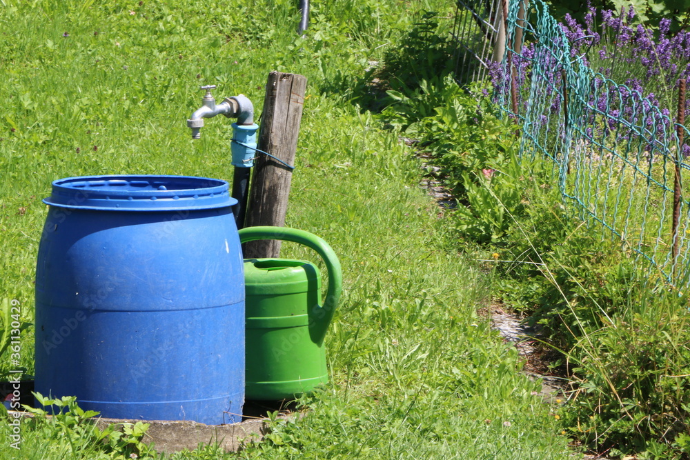 Foto de Wasserbrunnen in einem Garten, Wasserhahn mit Regentonne und