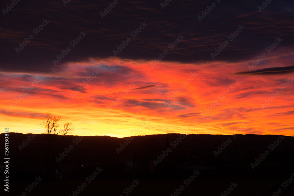 Obraz premium Coucher de soleil avec des nuages alto cumulus lenticularis