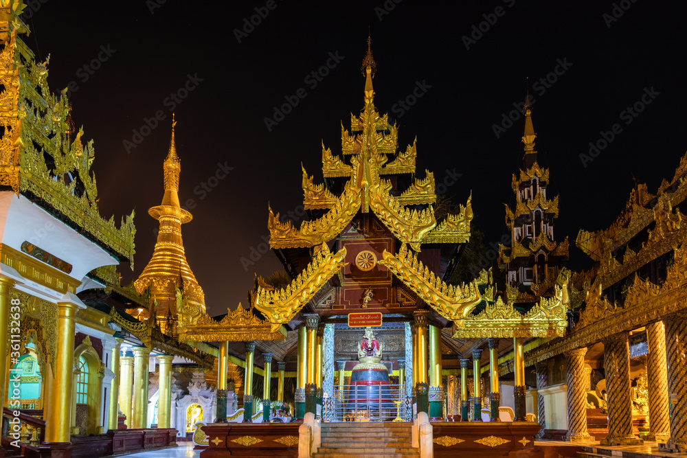 Fototapeta premium Illuminated Shwedagon Pagoda at night