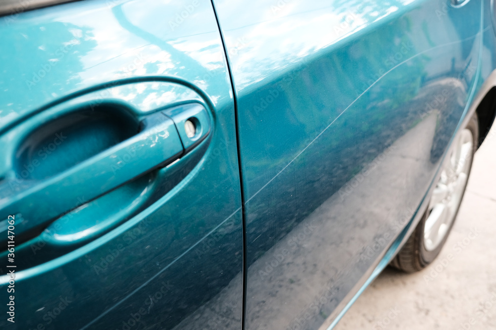 Obraz premium Scratch on a car body close-up. Damage to the paintwork.