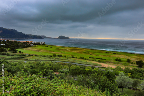 Paisajes por la costa del pueblo de Zarautz, así como subida por el camino al Camping