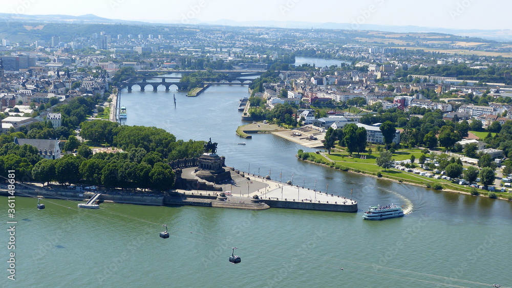 Blick auf das Deutsche Eck und die Moselmündung in den Rhein von der Festung Ehrenbreitstein mit Seilbahn und Schiffen