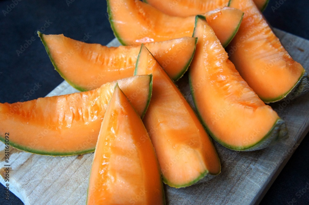 Melon coupé sur une planche en été. Melon coupé sur une planche en été.