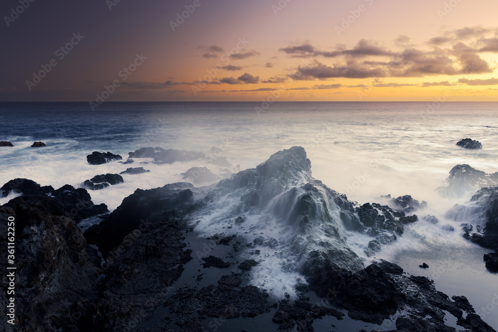 coucher de soleil sur la côte de l'océan