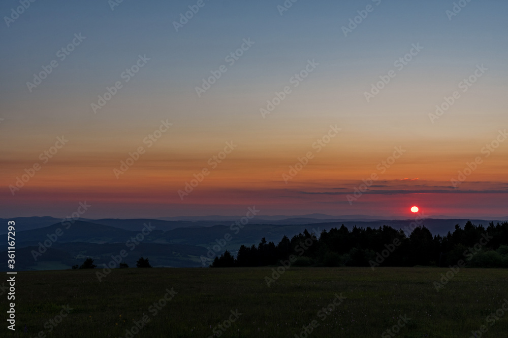 Sonnenaufgang auf der Wasserkuppe, dem höchsten Berg in Hessen, Deutschland 