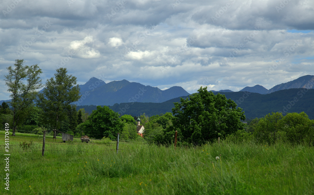 Das Ramsachkircherl am Murnauer Moos in der Alpenlandschaft