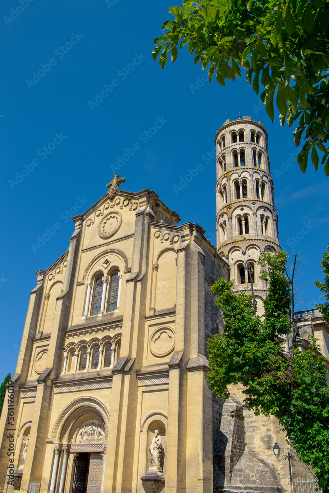 Vue de la façade de la Cathédrale Saint-Théodorit ainsi que de la Tour Fenestrelle