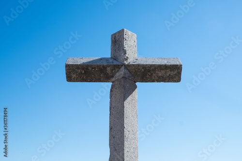 Cruz de piedra sobre fondo de cielo azul