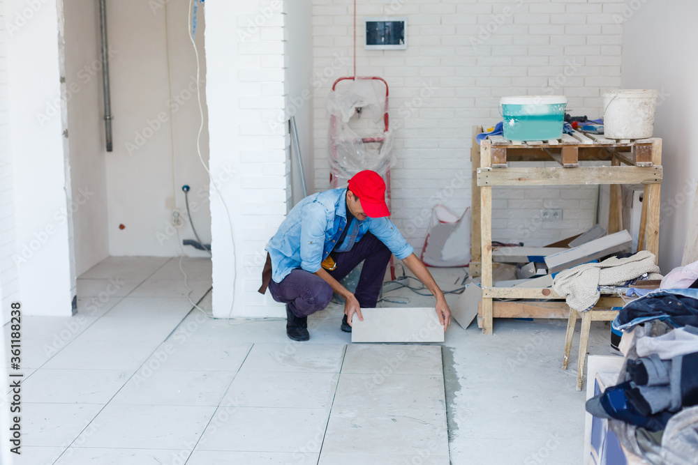 The master puts ceramic tiles on the floor