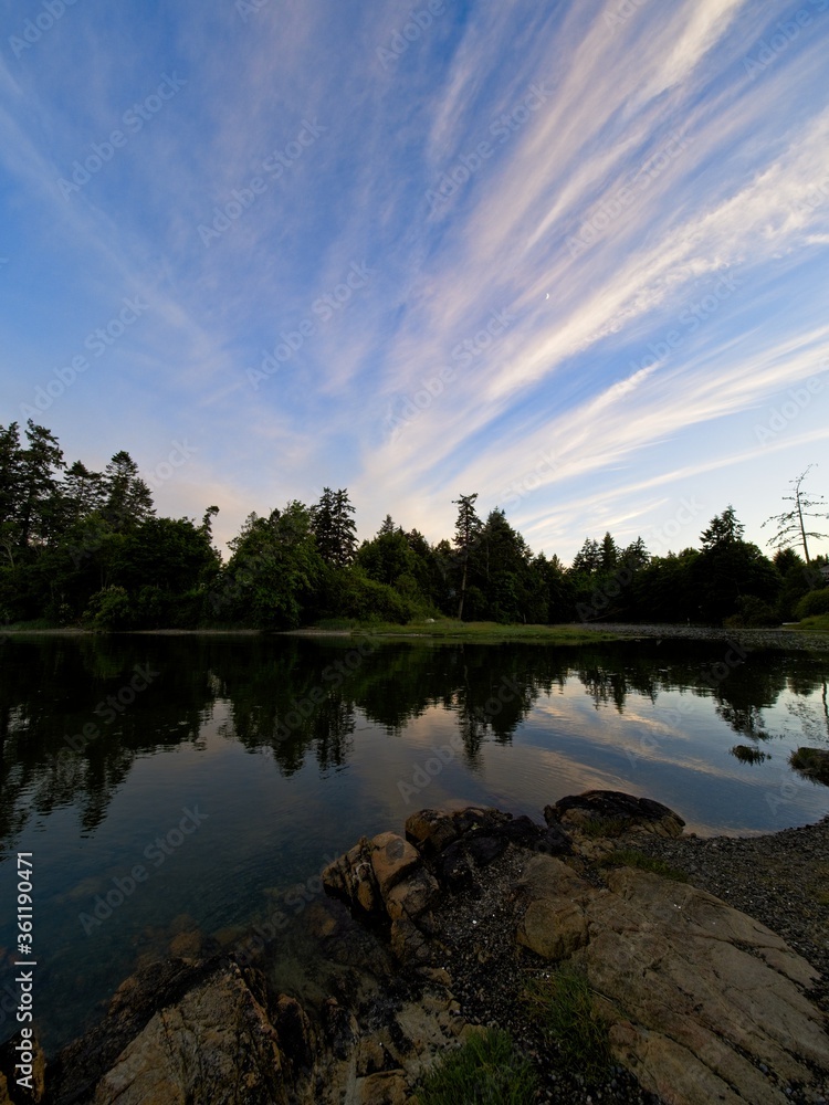 Obraz premium Sunset at the rocky shore of Victoria BC