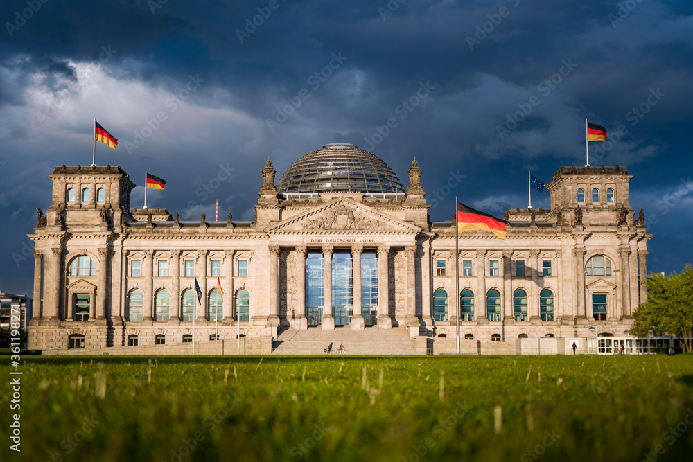 Naklejka premium German parliament during sunset and storm