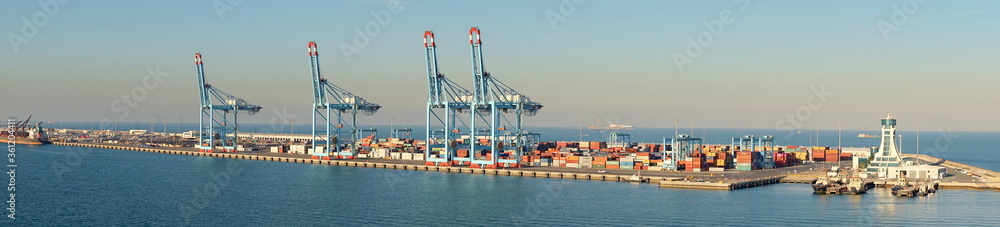 Verladekräne  im Containerhafen von Manama
