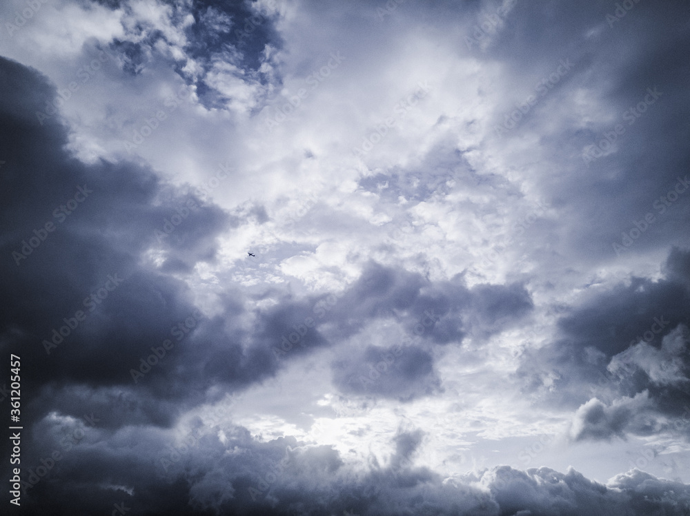 Obraz premium Plane flying with enough clouds