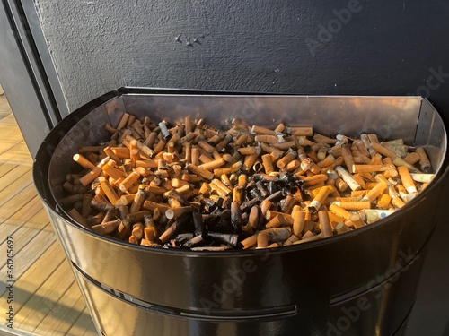 Cendrier et ses mégots