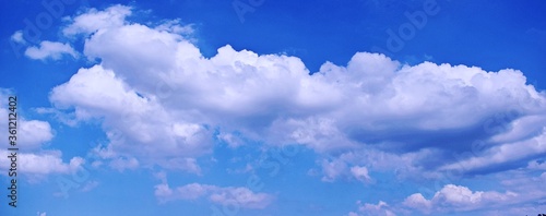 Chmury na błękitnym niebie