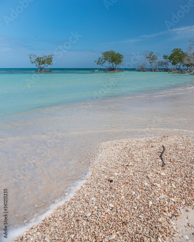 Playas de arena blanca y aguas turquesa de Cuba photo