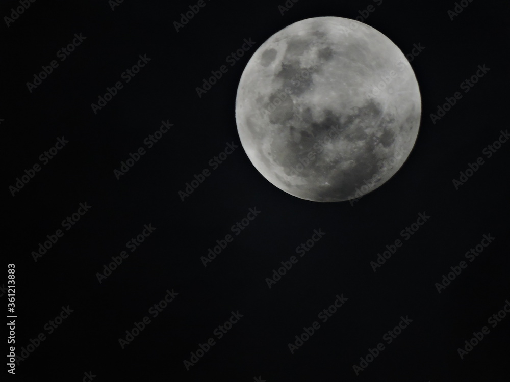 Luna llena con fondo de cielo negro Luna llena con fondo de cielo negro