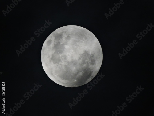 Luna llena con fondo de cielo negro