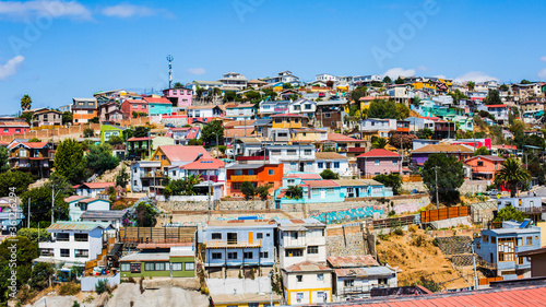 Fototapeta Naklejka Na Ścianę i Meble -  colourful houses in the hilly city of Valparaiso Chile