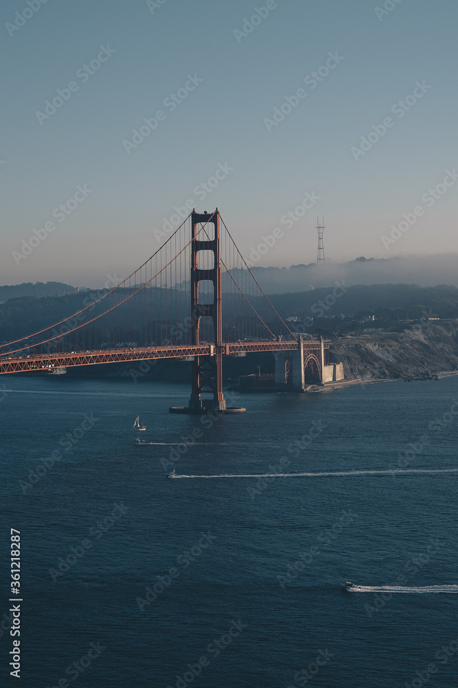 Obraz premium golden gate bridge san francisco with lines of boats in the ocean