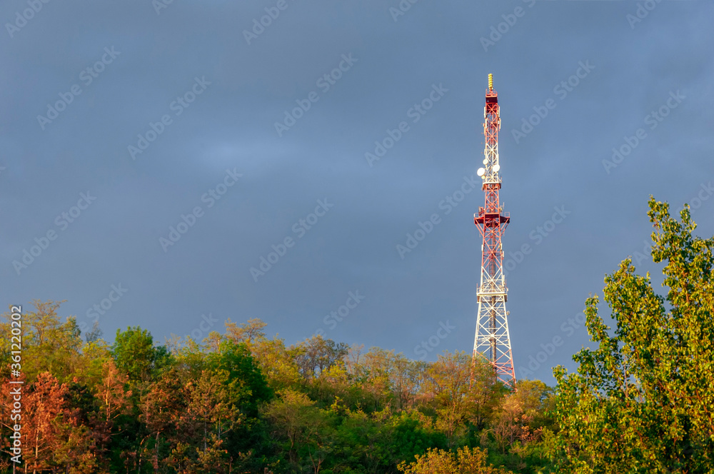 Obraz premium radio tower on stormy sky background
