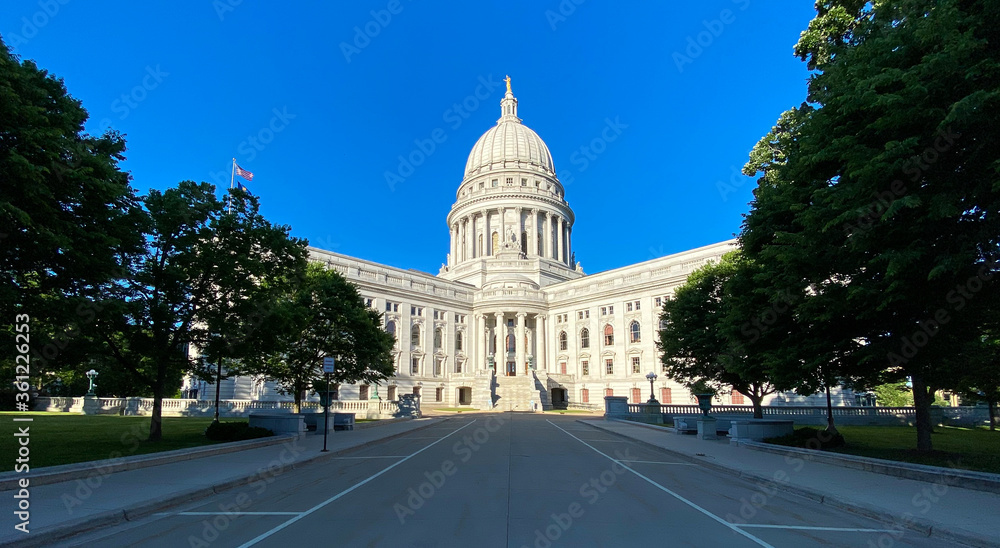 Obraz premium capitol building flags blue sky