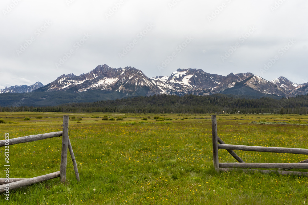 Fototapeta premium sawtooth mountain range on a calm and cloudy spring day